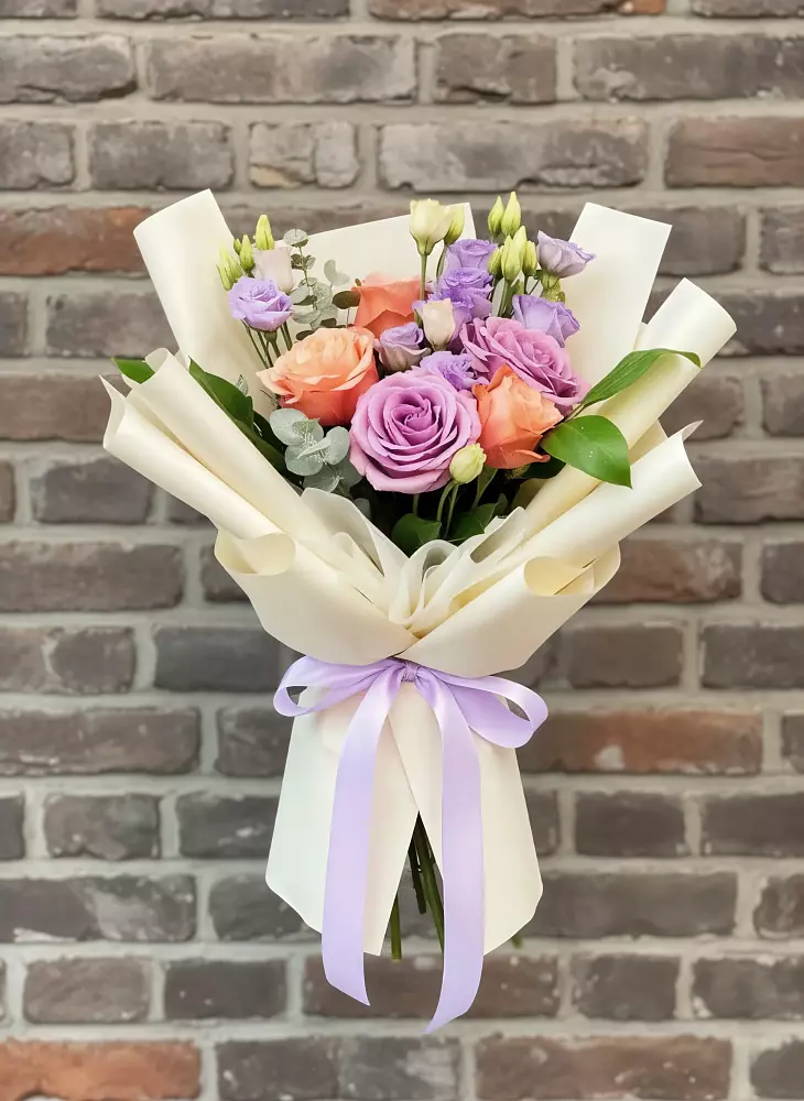 Букет цветов из: Лизиантусы и Розы в Вад