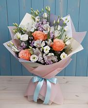 Букет цветов из:  Лизиантусы, Розы, Альстромерии и Гипсофила в Вад