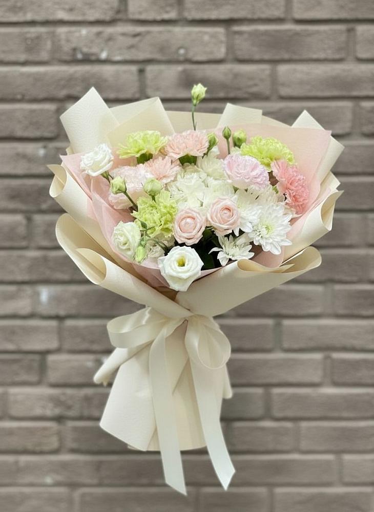 Букет цветов из: Гвоздики, Розы, Лизиантусы и Хризантемы в Вад