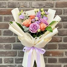 Букет цветов из:  Лизиантусы и Розы в Вад