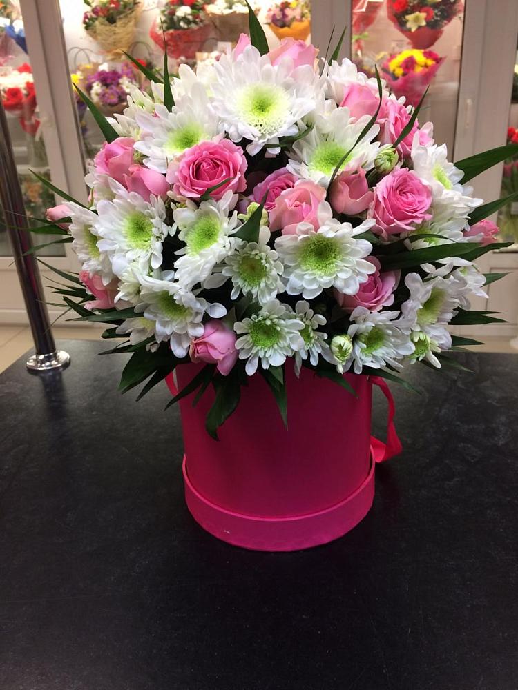 Цветочная композиция из Розы и Хризантемы в шляпной коробке в Вад