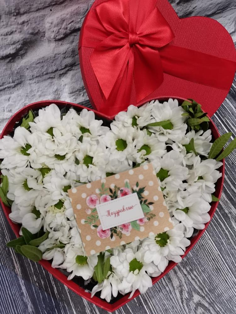 Цветочная композиция из Хризантемы в виде сердца в Вад