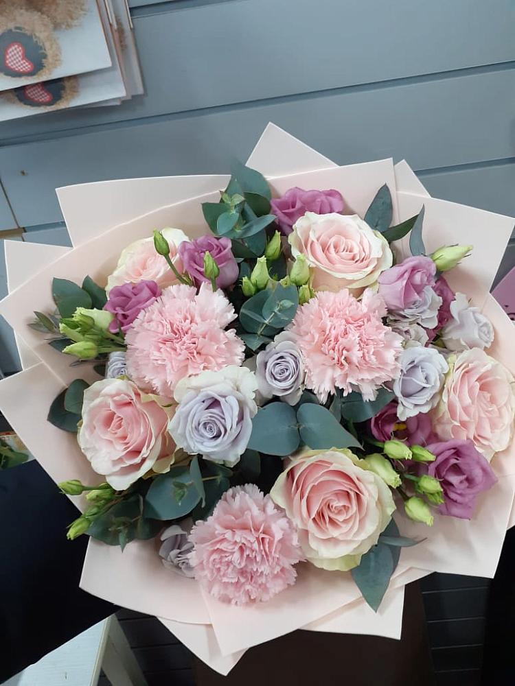 Букет цветов из: Розы, Гвоздики и Лизиантусы в Вад